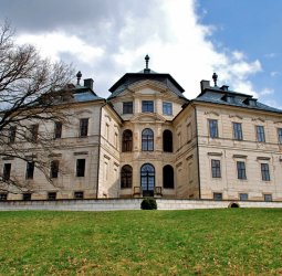 Karlova Koruna, zámek