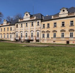 Hluboš, zámek