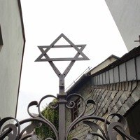 Za branou synagogy v Turnově